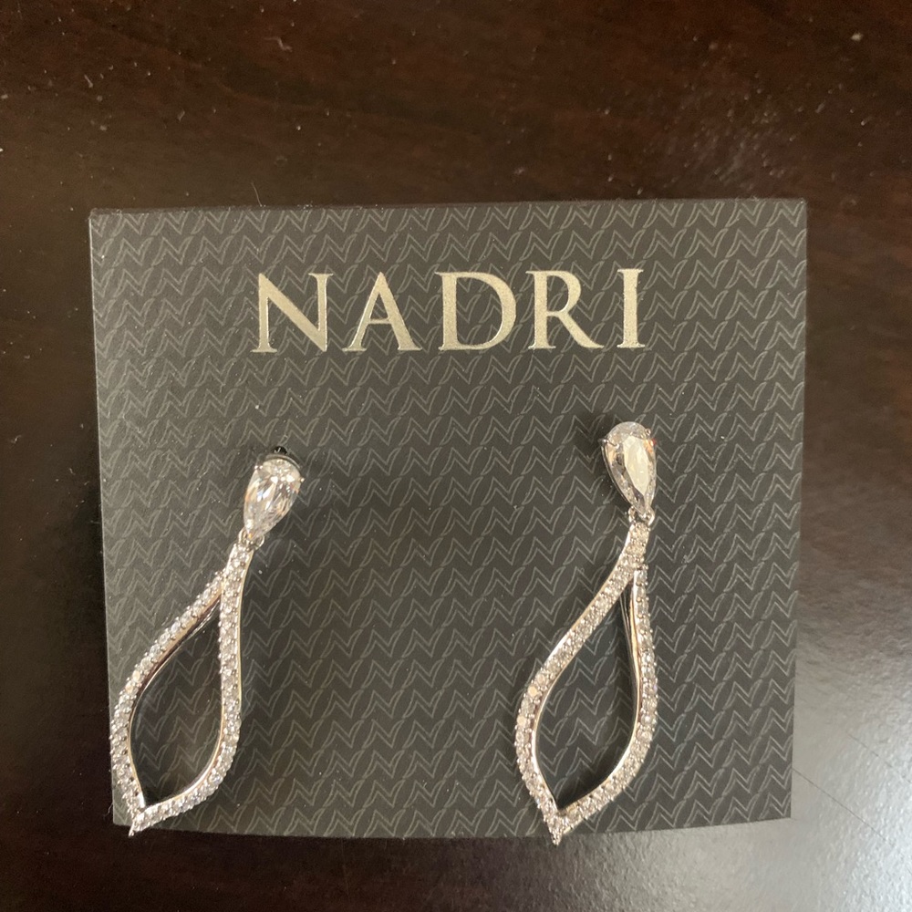 ❤️🤎🖤FIRM NWT Nadri Silver Teardrop Earrings - Picture 2 of 2